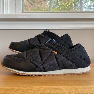Teva Men’s ReEmber Slip-On size 10 indoor/outdoor moccasin. Black with blue tab.
